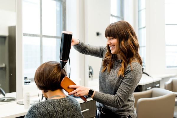 Léa au travail sur une cliente