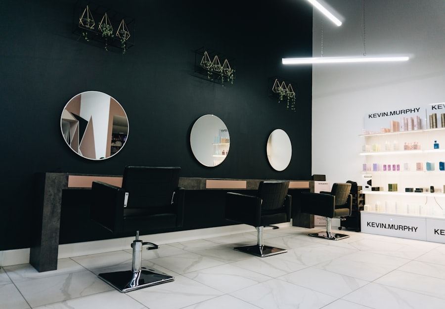 Les fauteuils et les miroirs du Salon Léa