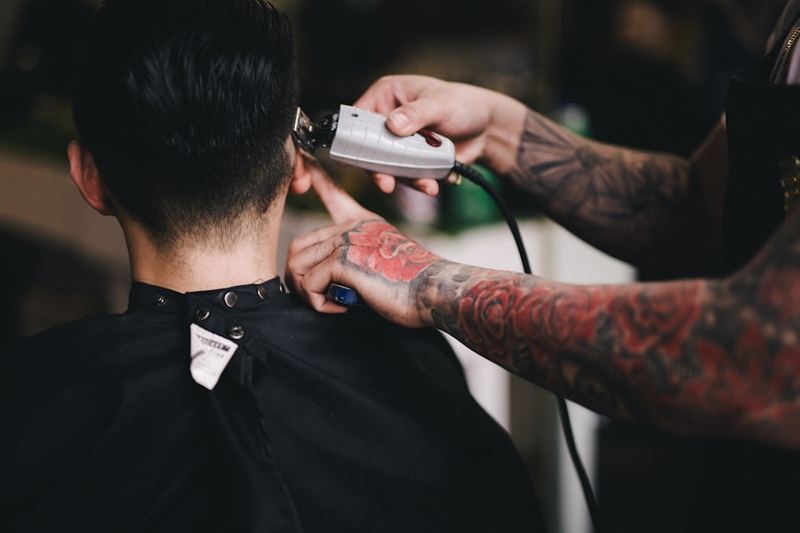 Coupe homme en cours au Salon Léa