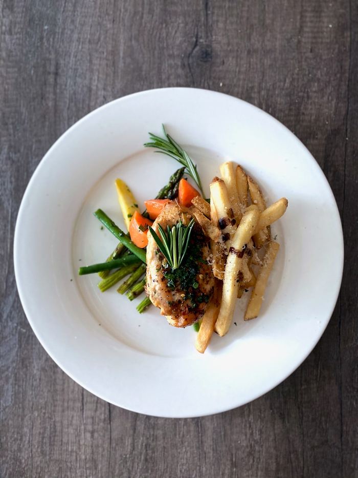 Une assiette dressée au comptoir