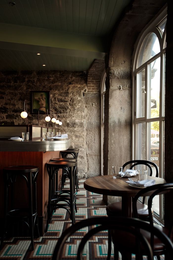 Le bar et les tables en bois