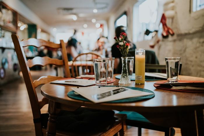 Une table dressée près de la fenêtre