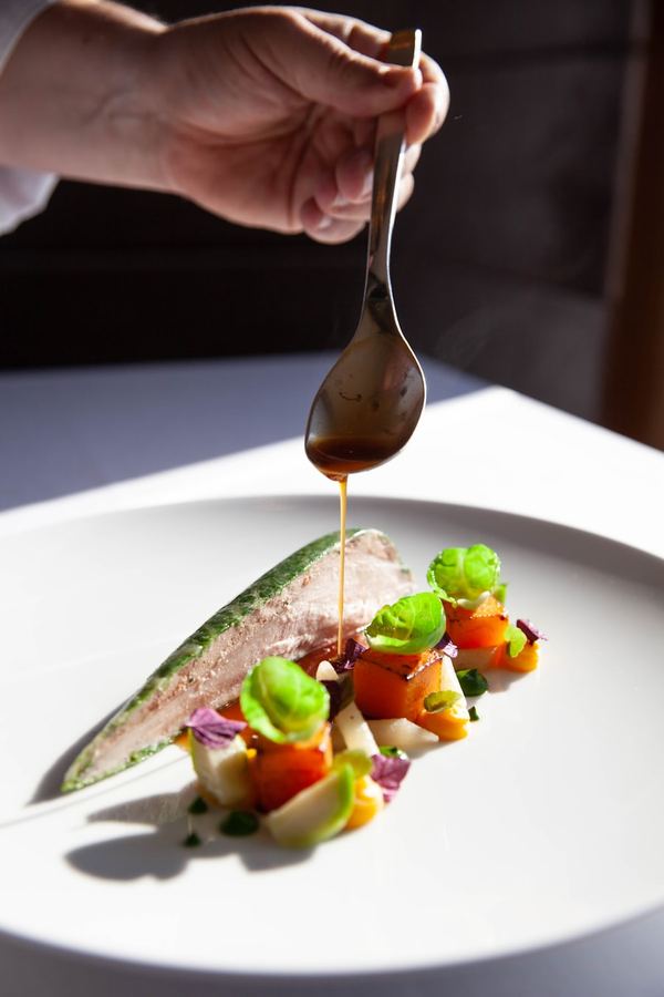 Plat du jour dressé à l'assiette