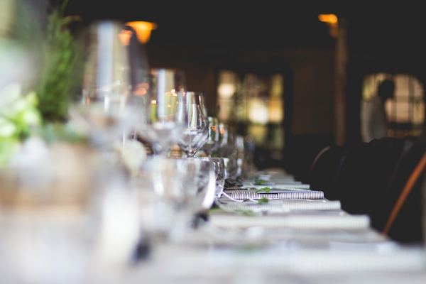 Tables dressées avant le service