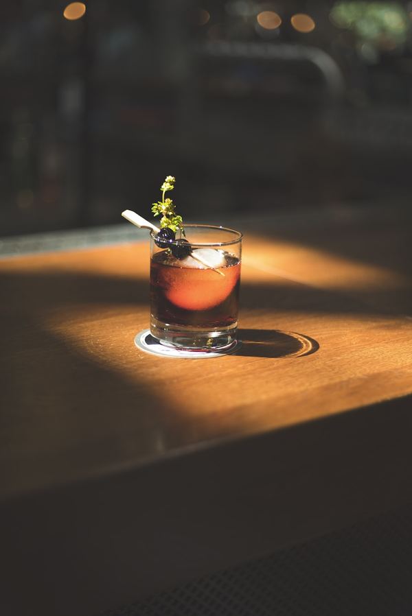 Un verre au comptoir en fin de service
